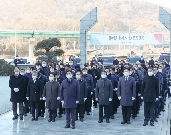 수시보도_임병택+시장,+현충탑+참배_0102+(1).jpg