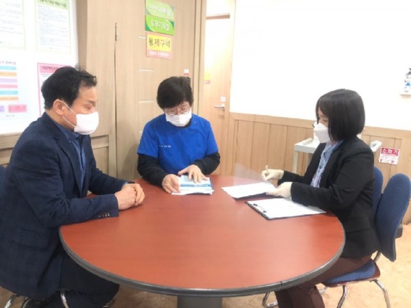 만안구보건소는 관내 요양병원에 방문해 감염관리계획과 위생 관리등 서류를 점검했다.jpg