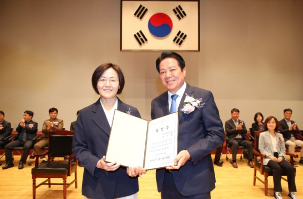 최대호 안양시장이 8일 오전 11시 안양시청 별관 대강당에서 열린 2026 지방선거 당선증 교부식에서 안양시장 당선증을 수령했다 (왼쪽부터)현의선 동안구선거관리위원회 위원장과 최대호 안양시장.jpg